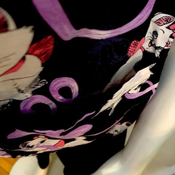 Disney Aristocats Scrub Top! 2 pocket - Picture 4 of 6